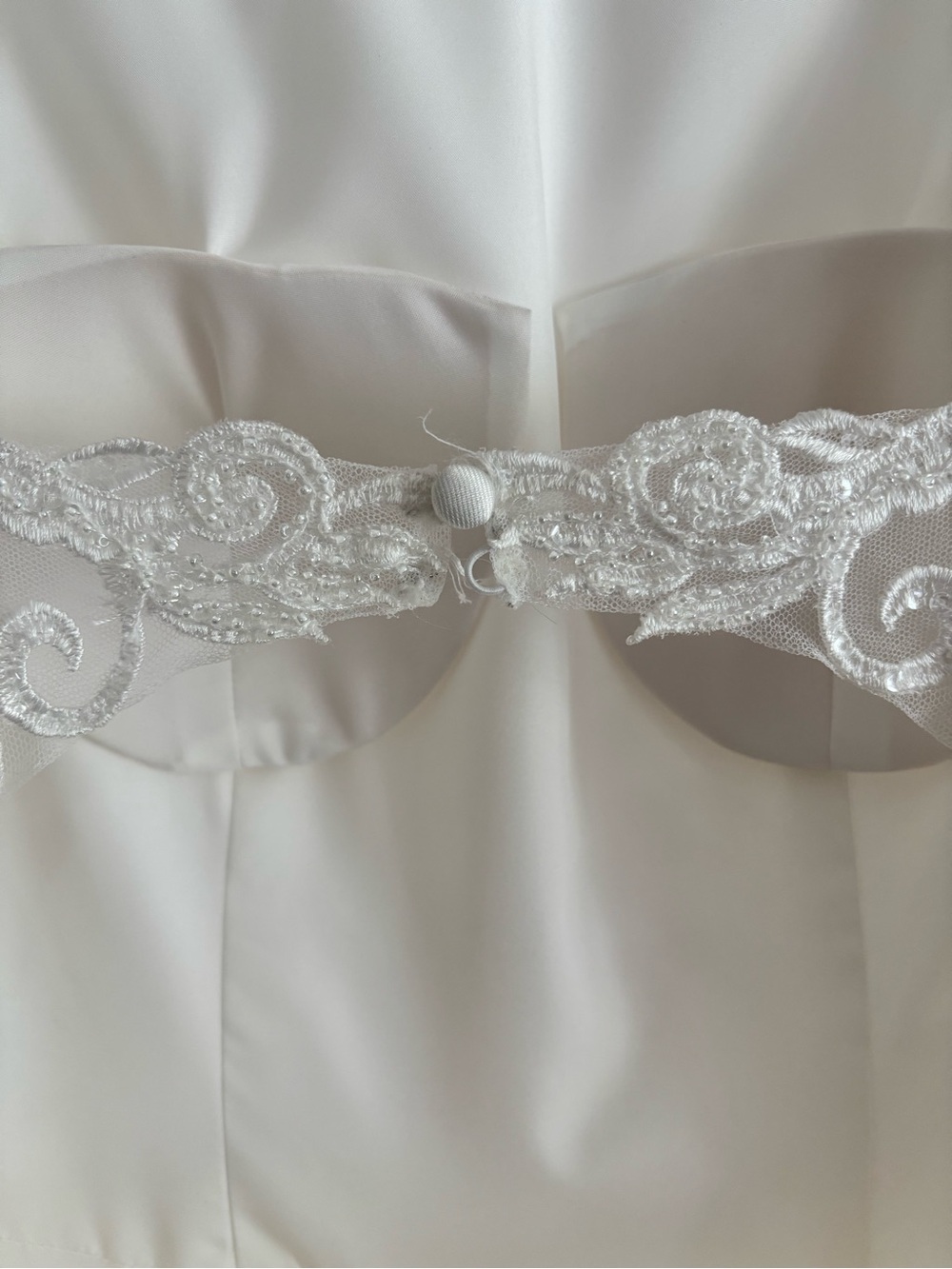 Elegant White Wedding Dress with Lace Bodice - Picture 6 of 7